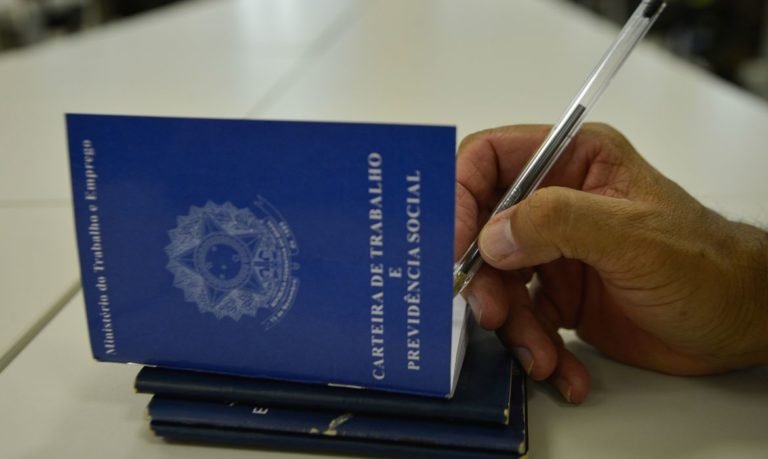 MP de crédito de R$ 40 bi para folha de pagamento é assinada pelo governo 16 MP de crédito de R$ 40 bi para folha de pagamento é assinada pelo governo