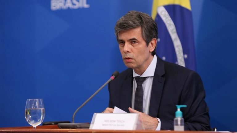 Nelson Teich pede demissão após menos de 1 mês no governo Bolsonaro 18 Nelson Teich pede demissão após menos de 1 mês no governo Bolsonaro