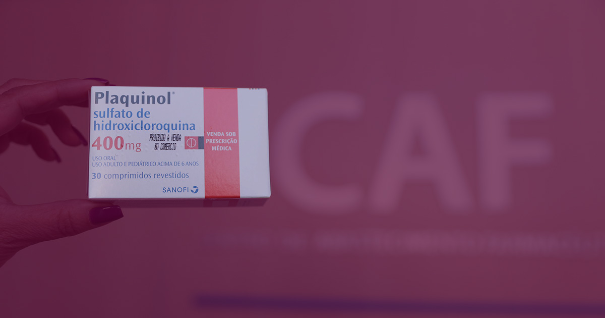 Imagem de uma- caixa de Sulfato de Hidroxicloroquina, ao fundo embaçado a logo do CAF (Centro de Abastecimento Farmacêutico). Cloroquina em tempos de Pandemia