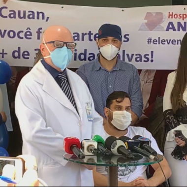 Cantor Cauan, irmão do secretario de saúde Fernando Máximo tem alta e deixa hospital após se recuperar da Covid-19 Cantor Cauan, irmão do secretario de saúde Fernando Máximo tem alta e deixa hospital após se recuperar da Covid-19