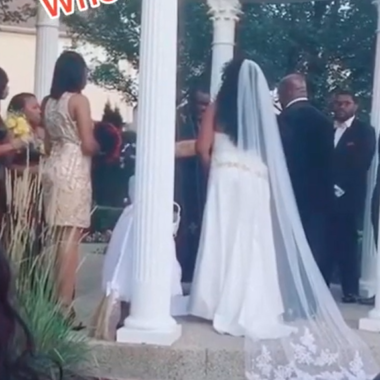 Vídeo mostra mulher invadindo casamento dizendo estar grávida do noivo; veja Vídeo mostra mulher invadindo casamento dizendo estar grávida do noivo; veja