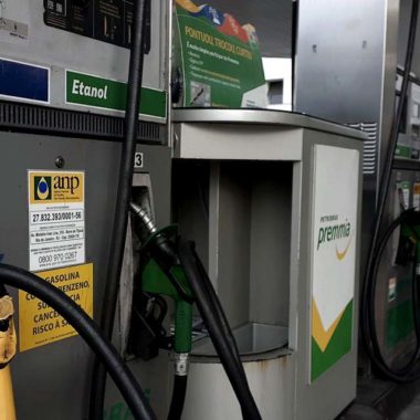 PESO NO BOLSO: Litro da gasolina chega a R$ 5 em Porto Velho e deve ter novo aumento PESO NO BOLSO: Litro da gasolina chega a R$ 5 em Porto Velho e deve ter novo aumento