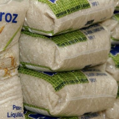 Com alimentos e gasolina em alta, inflação avança em agosto Com alimentos e gasolina em alta, inflação avança em agosto