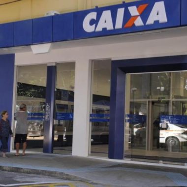 DINHEIRO – Caixa começa a pagar auxílio de R$ 300 DINHEIRO – Caixa começa a pagar auxílio de R$ 300