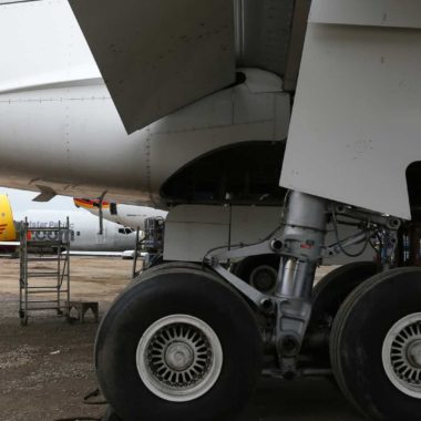 Mulher morre de Covid-19 em avião após não conseguir respirar Mulher morre de Covid-19 em avião após não conseguir respirar