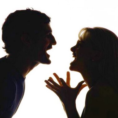 Mulher chega em casa bêbada e espanca o marido que a negou sexo Mulher chega em casa bêbada e espanca o marido que a negou sexo