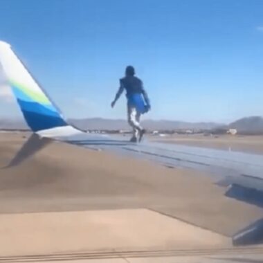 Homem surta e sobe na asa do avião minutos antes da decolagem; veja vídeo Homem surta e sobe na asa do avião minutos antes da decolagem; veja vídeo