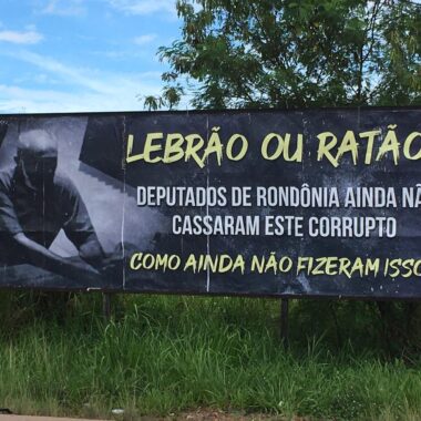 LEBRÃO OU RATÃO – Deputado é estampado em outdoor com cobrança de pedido de cassação LEBRÃO OU RATÃO – Deputado é estampado em outdoor com cobrança de pedido de cassação