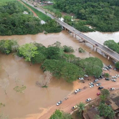 Em Rondônia, rio transborda após intensas chuvas e água invade rua Em Rondônia, rio transborda após intensas chuvas e água invade rua