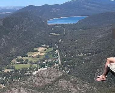 Turista morre na frente do marido e do filho após cair de penhasco enquanto tentava tirar foto Turista morre na frente do marido e do filho após cair de penhasco enquanto tentava tirar foto