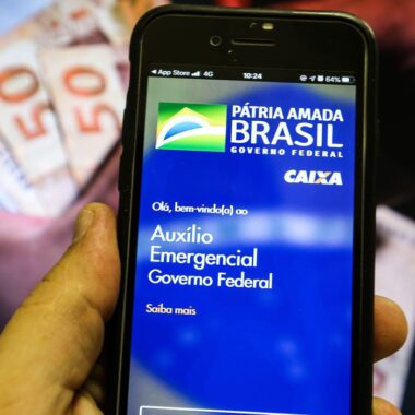 Caixa paga auxílio emergencial a 3,2 milhões nascidos em novembro Caixa paga auxílio emergencial a 3,2 milhões nascidos em novembro