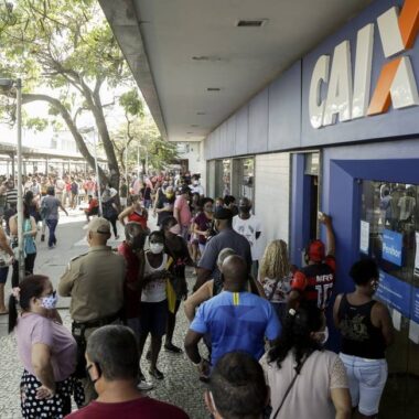 Caixa paga auxílio emergencial nesta terça a beneficiários do Bolsa Família Caixa paga auxílio emergencial nesta terça a beneficiários do Bolsa Família