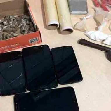 Polícia prende jovem com arma, dezenas de cartuchos e drogas na zona leste Polícia prende jovem com arma, dezenas de cartuchos e drogas na zona leste