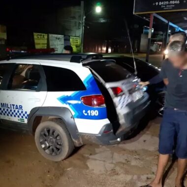 PASSEIO: Dupla é presa transitando com moto roubada na frente do Presídio Urso Branco PASSEIO: Dupla é presa transitando com moto roubada na frente do Presídio Urso Branco
