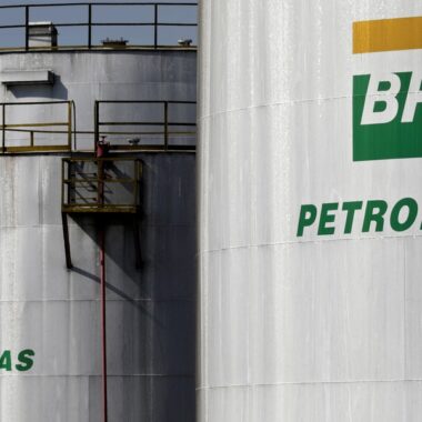 Petrobras anuncia aumento de quase 8% no preço da gasolina Petrobras anuncia aumento de quase 8% no preço da gasolina