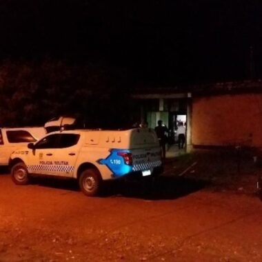 Criminosos armados com facão e revólver invadem casa e matam duas pessoas, incluindo uma adolescente Criminosos armados com facão e revólver invadem casa e matam duas pessoas, incluindo uma adolescente