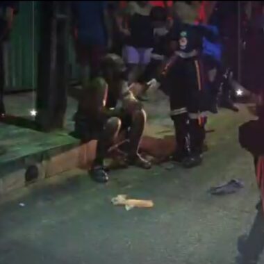TENTATIVA DE HOMICÍDIO – Homem é atacado com golpes de faca durante bebedeira TENTATIVA DE HOMICÍDIO – Homem é atacado com golpes de faca durante bebedeira