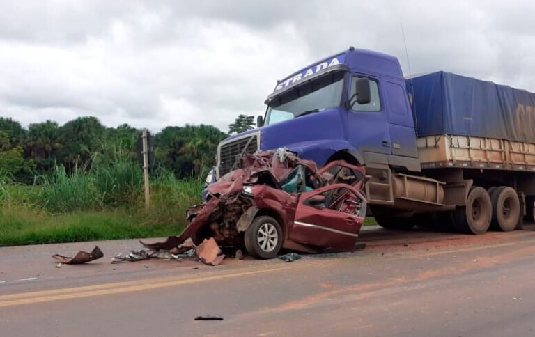 Bebê morre em acidente envolvendo duas carretas e um carro na BR-364 18 Bebê morre em acidente envolvendo duas carretas e um carro na BR-364