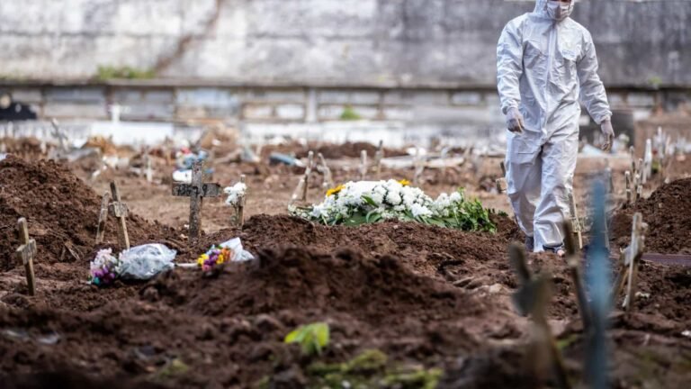 Com 1.300 mortes por Covid em 24h, Brasil alcança a 3ª maior média móvel de óbitos da pandemia 8 Com 1.300 mortes por Covid em 24h, Brasil alcança a 3ª maior média móvel de óbitos da pandemia