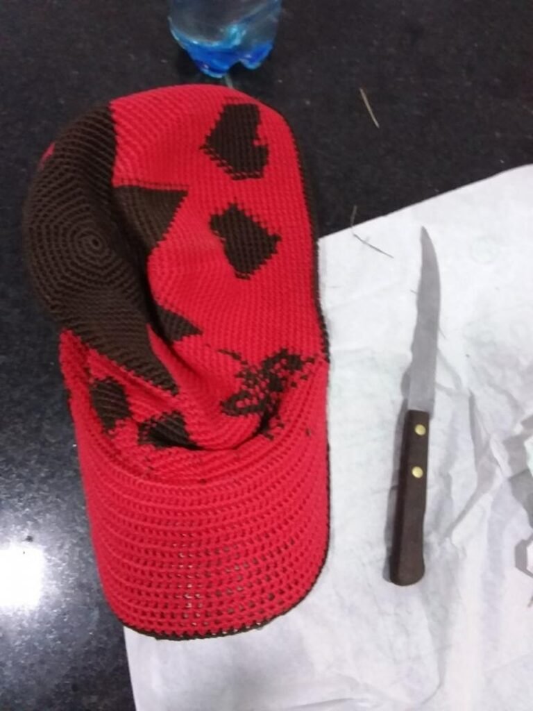 Jovem consegue tomar faca de assaltante que tentava estuprá-la após roubo, em RO 21 Jovem consegue tomar faca de assaltante que tentava estuprá-la após roubo, em RO