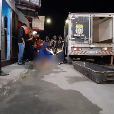 Promotor de eventos é morto a tesouradas enquanto tomava banho Promotor de eventos é morto a tesouradas enquanto tomava banho