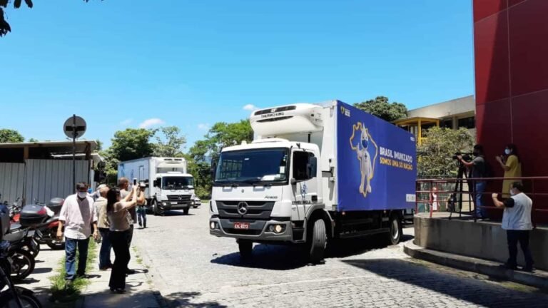 Lote com 2 milhões de vacinas prontas da Oxford/Astrazeneca já está na Fiocruz 9 Lote com 2 milhões de vacinas prontas da Oxford/Astrazeneca já está na Fiocruz