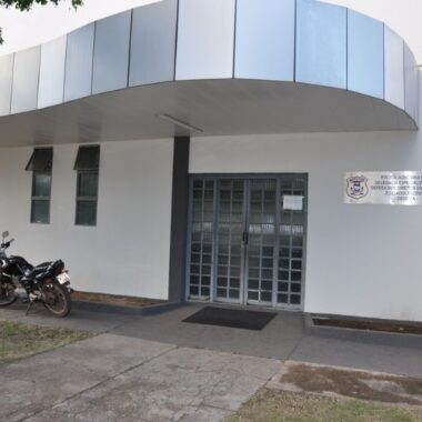 Polícia encontra fetos de gêmeos enterrados em casa pela mãe Polícia encontra fetos de gêmeos enterrados em casa pela mãe