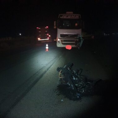 Motociclista morre ao ser atropelado por semirreboque na BR-364 em RO Motociclista morre ao ser atropelado por semirreboque na BR-364 em RO