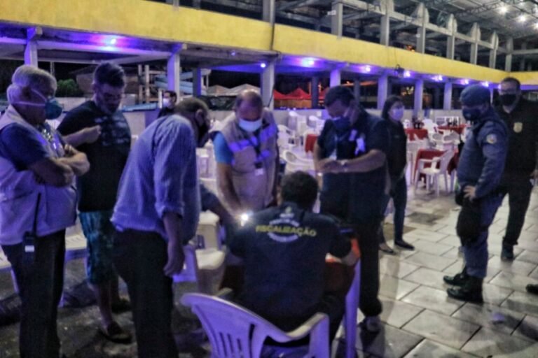 Regada a drogas, pó e loló, festa clandestina com 300 pessoas é fechada 4 Regada a drogas, pó e loló, festa clandestina com 300 pessoas é fechada