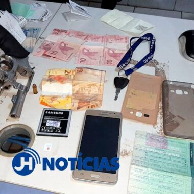 Polícia prende dupla com arma de fogo após perseguição na zona Sul da capital Polícia prende dupla com arma de fogo após perseguição na zona Sul da capital