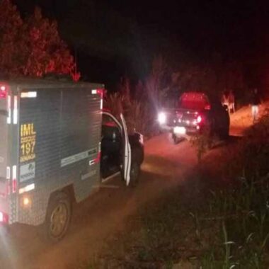 Homem é assassinado com mais de 10 facadas ao lado de escola em Porto Velho Homem é assassinado com mais de 10 facadas ao lado de escola em Porto Velho