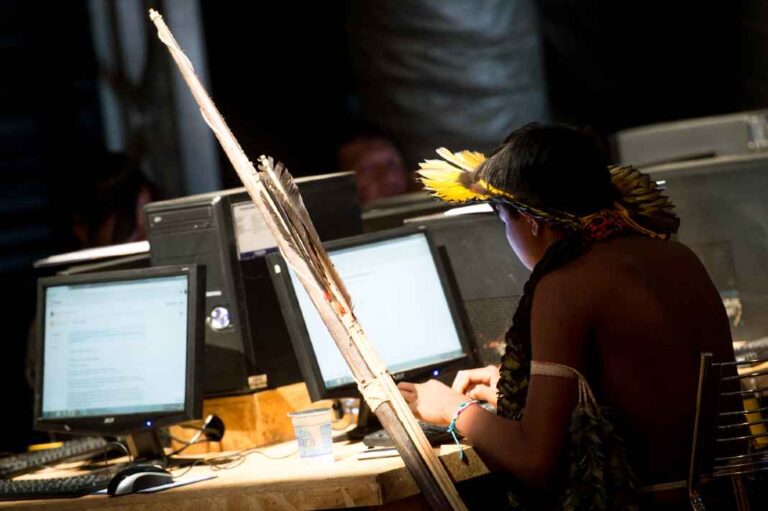 Indígenas usam tecnologias para manter língua e cultura vivas