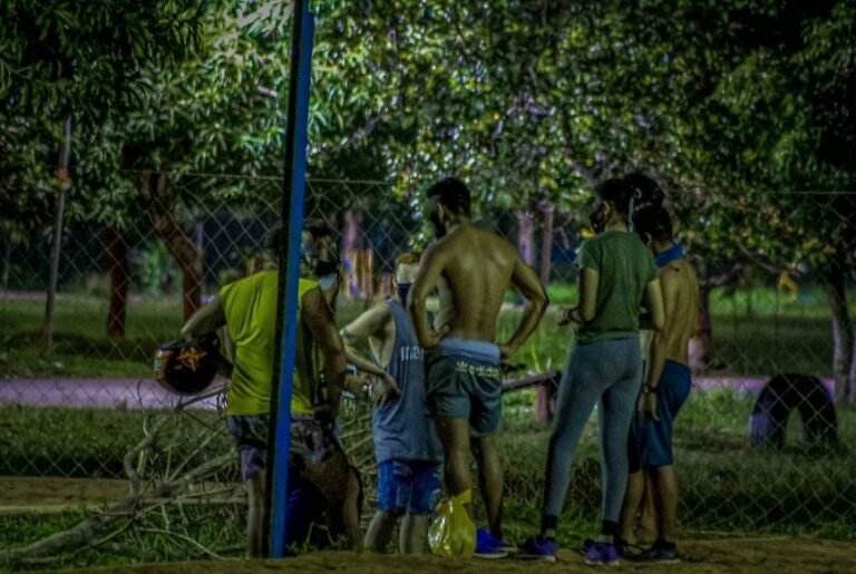 Momento crítico da pandemia requer consciência; público jovem ainda desafia fiscalização de combate às aglomerações 15 Momento crítico da pandemia requer consciência; público jovem ainda desafia fiscalização de combate às aglomerações