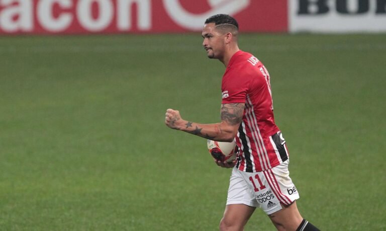 Com gol de Luciano, São Paulo arranca empate com Corinthians 17 Com gol de Luciano, São Paulo arranca empate com Corinthians