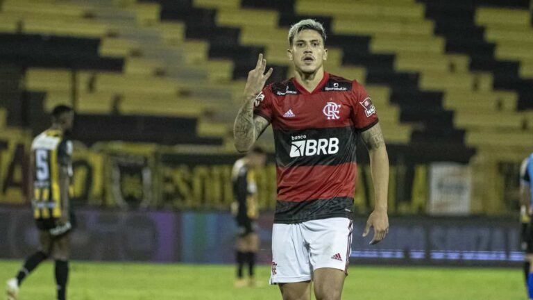 Pedro faz três gols e deixa Flamengo perto da final do Carioca 14 Pedro faz três gols e deixa Flamengo perto da final do Carioca