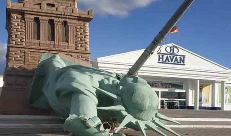 Forte ventania derruba estátua da Havan - VÍDEO