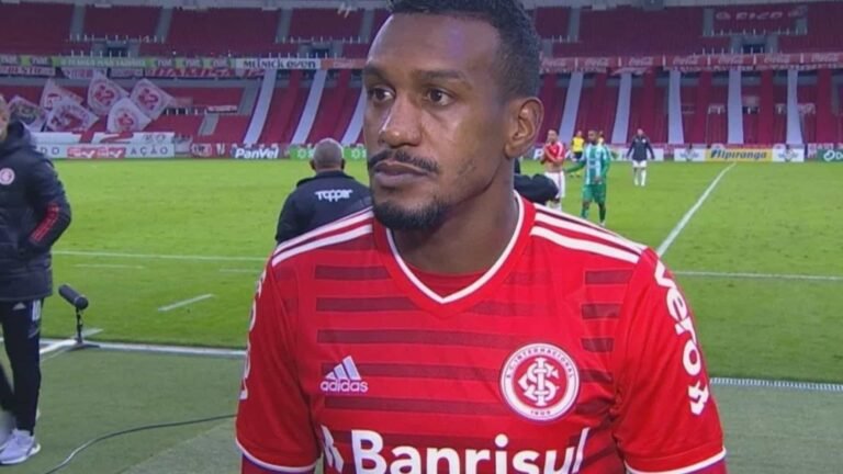 Edenilson lamenta má fase do Inter: 'Abaixar a cabeça e trabalhar' 14 Edenilson lamenta má fase do Inter: 'Abaixar a cabeça e trabalhar'