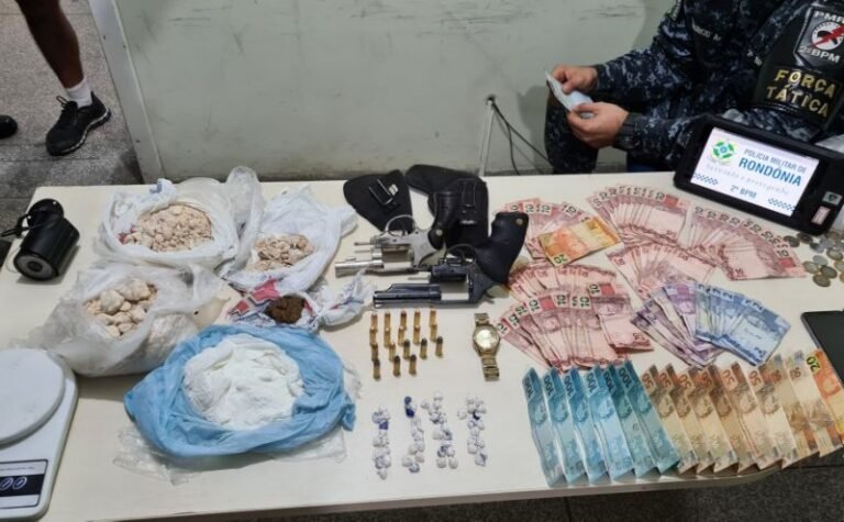 PM fecha dois comércios de entorpecente e apreende armas, munições, dinheiro e muita droga, em RO 19 PM fecha dois comércios de entorpecente e apreende armas, munições, dinheiro e muita droga, em RO