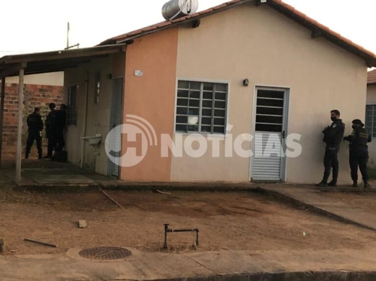 Assaltantes fazem família refém durante roubo de caminhonete e são presos em ação conjunta da PM e PRF 10 Assaltantes fazem família refém durante roubo de caminhonete e são presos em ação conjunta da PM e PRF