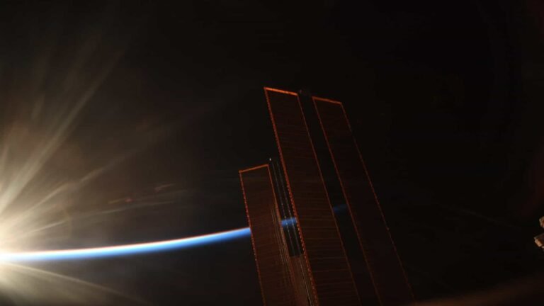 Astronauta capta nascer do sol a partir da Estação Espacial 2 Astronauta capta nascer do sol a partir da Estação Espacial