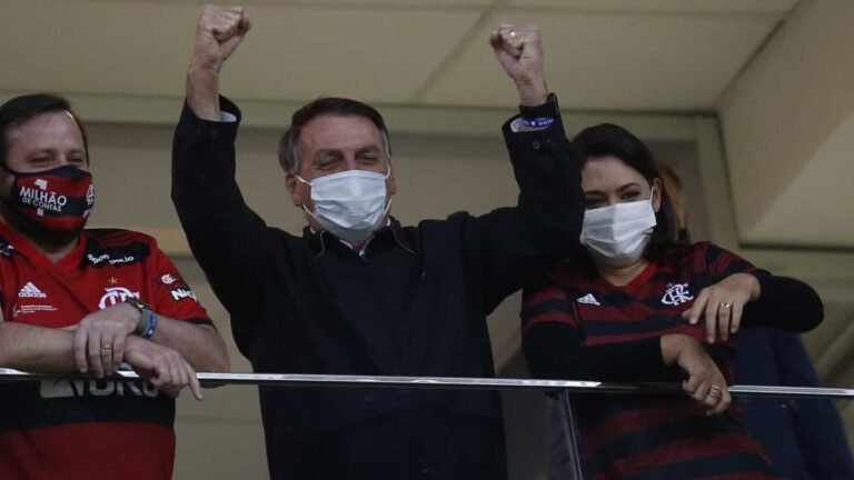 Bolsonaro vai a estádio e vê goleada do Flamengo em Brasília 13 Bolsonaro vai a estádio e vê goleada do Flamengo em Brasília