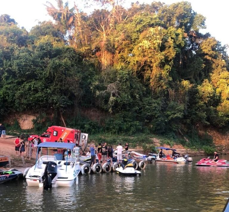 Colisão entre jet skis deixa jovens com múltiplas fraturas e cortes profundos nas pernas, em RO 2 Colisão entre jet skis deixa jovens com múltiplas fraturas e cortes profundos nas pernas, em RO