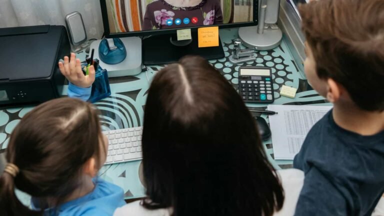 Governo Bolsonaro briga na Justiça para não dar internet a alunos de escola pública 16 Governo Bolsonaro briga na Justiça para não dar internet a alunos de escola pública