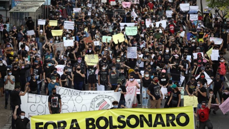 Manifestantes voltam a promover atos contra Bolsonaro pelo país 16 Manifestantes voltam a promover atos contra Bolsonaro pelo país