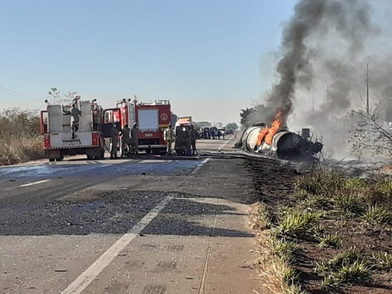 Ônibus e caminhão-tanque colidiram em linha reta e um dos motoristas pode ter dormido 17 Ônibus e caminhão-tanque colidiram em linha reta e um dos motoristas pode ter dormido