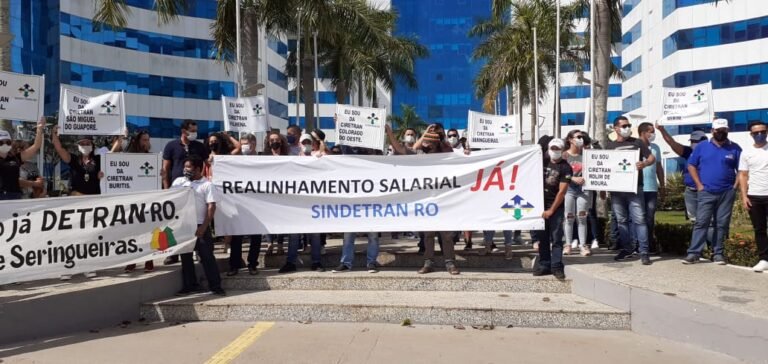 Servidores do Detran/RO se reúnem em frente ao CPA para cobrar do governo melhoria salarial; categoria amarga mais de 08 anos de defasagem 1 Servidores do Detran/RO se reúnem em frente ao CPA para cobrar do governo melhoria salarial; categoria amarga mais de 08 anos de defasagem