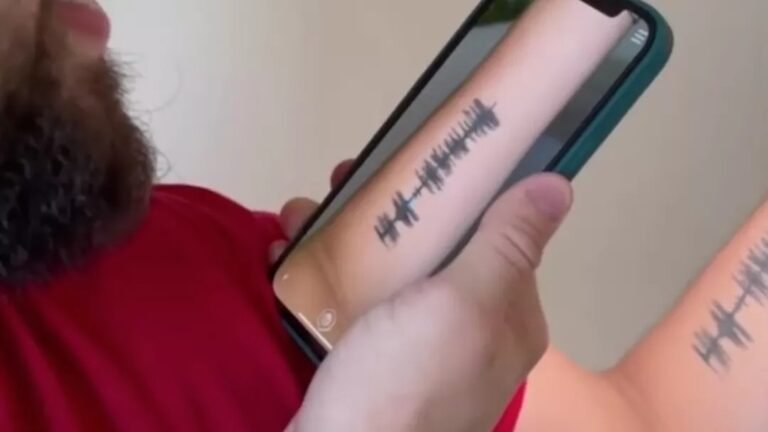 Jovem usa tatuagem para relembrar risada da mãe que morreu vítima da Covid-19, em RO 2 Jovem usa tatuagem para relembrar risada da mãe que morreu vítima da Covid-19, em RO