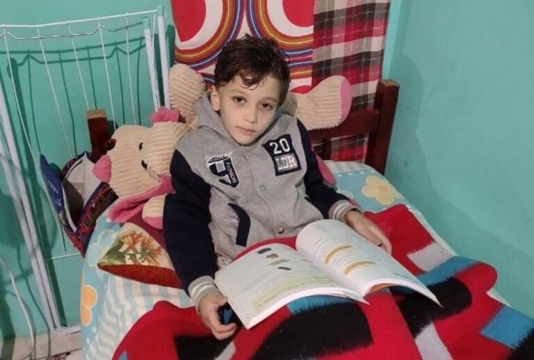 Menino morto pela mãe era obrigado a escrever frases ofensivas em caderno; veja imagens 1 Menino morto pela mãe era obrigado a escrever frases ofensivas em caderno; veja imagens