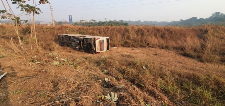 Motorista de ônibus que caiu em ribanceira na BR-364 afirma que pneu estourou 11 Motorista de ônibus que caiu em ribanceira na BR-364 afirma que pneu estourou