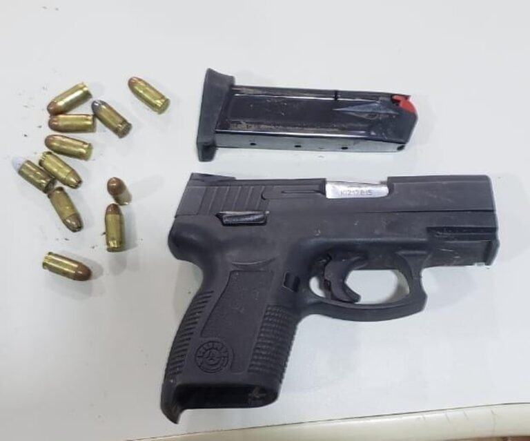 Adolescente troca tiros com policiais durante fuga e acaba apreendido 14 Adolescente troca tiros com policiais durante fuga e acaba apreendido